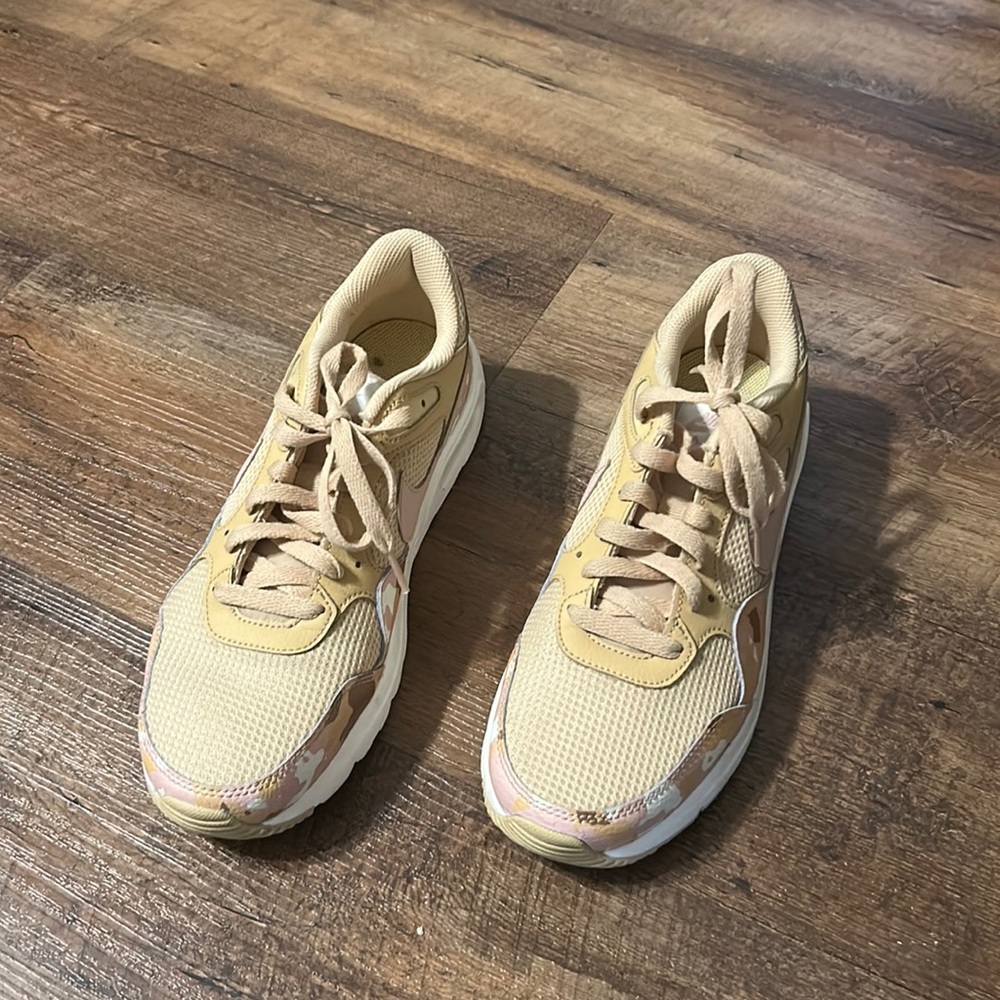 Nike size 9.5 tennis shoes camo cream and light pink